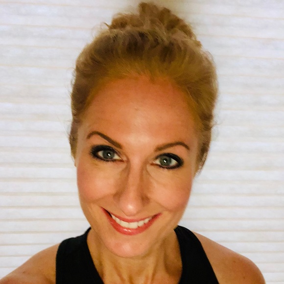 Profile Picture of Jennifer Bestor (@jbesto) on Poshmark