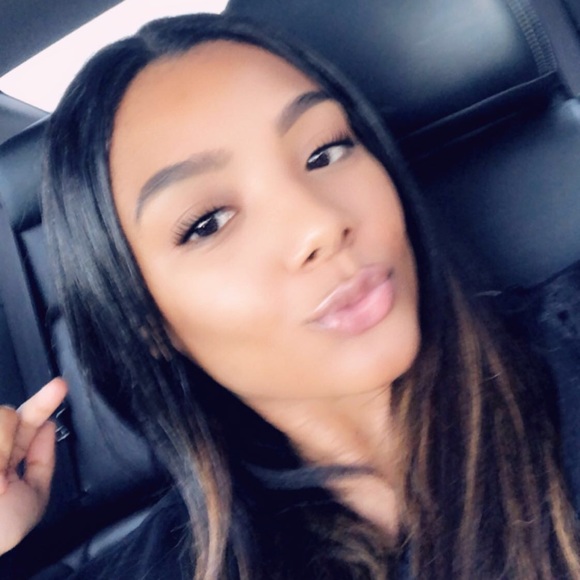 Profile Picture of Michaela Neves (@michaela1001) on Poshmark