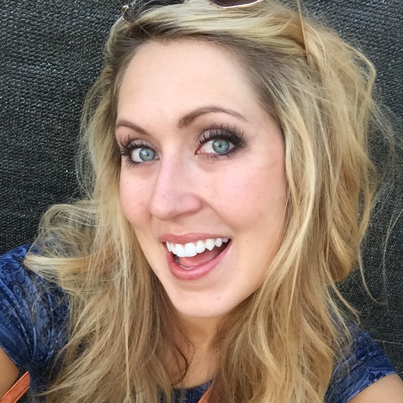 Profile Picture of Sarah Zurell (@sarahzurell) on Poshmark