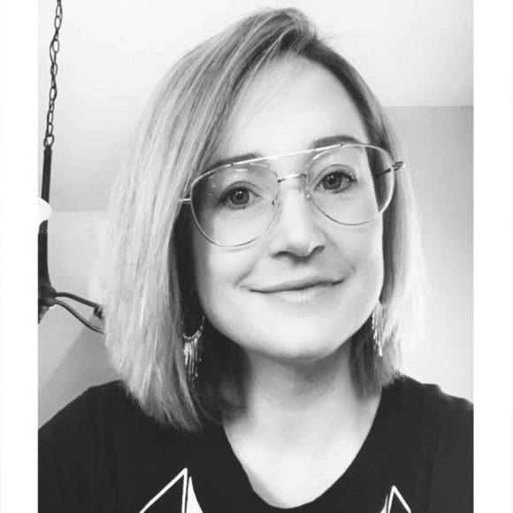 Profile Picture of Molly Bugner (@mollyg0lightly) on Poshmark
