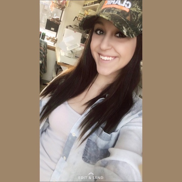 Madalyn Denfeld - Poshmark Profile Picture of Madalyn Denfeld (@madalyndenfeld) on Poshmark