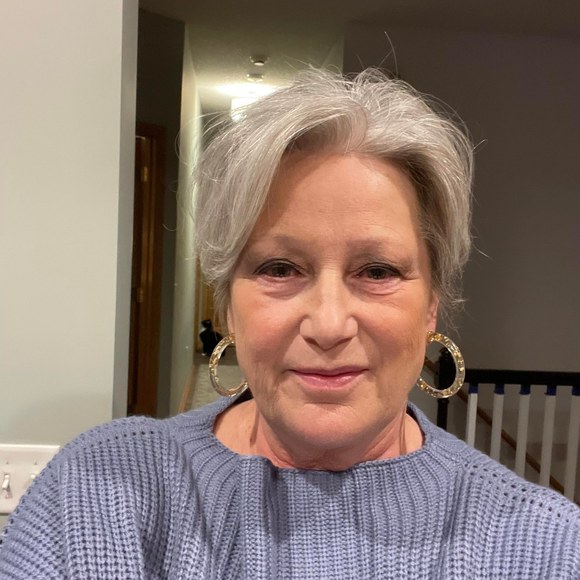 Profile Picture of Sue Elfenbein (@sueschinke) on Poshmark