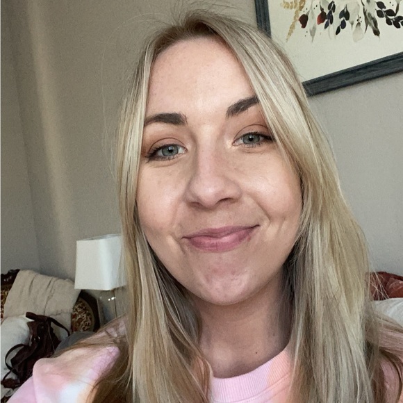 Profile Picture of Julia Otto (@juuliaelizabeth) on Poshmark