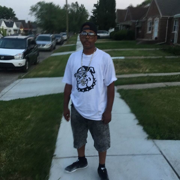 Profile Picture of George Reid (@ggetdowng) on Poshmark