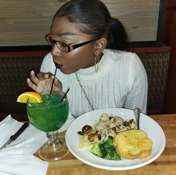 Profile Picture of Alexia Rivera (@alexiarivera229) on Poshmark