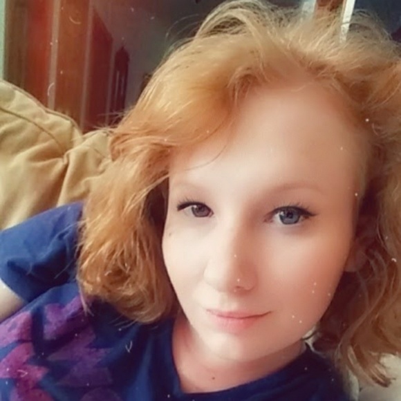 Profile Picture of Destiny Gillum (@dgo44663) on Poshmark