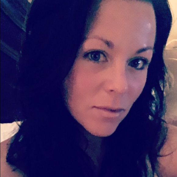 Profile Picture of Sarah Embry (@sarahsembry) on Poshmark