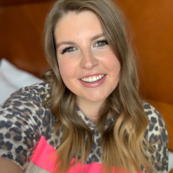 Profile Picture of Natalee Worsencroft (@barlownatalee) on Poshmark