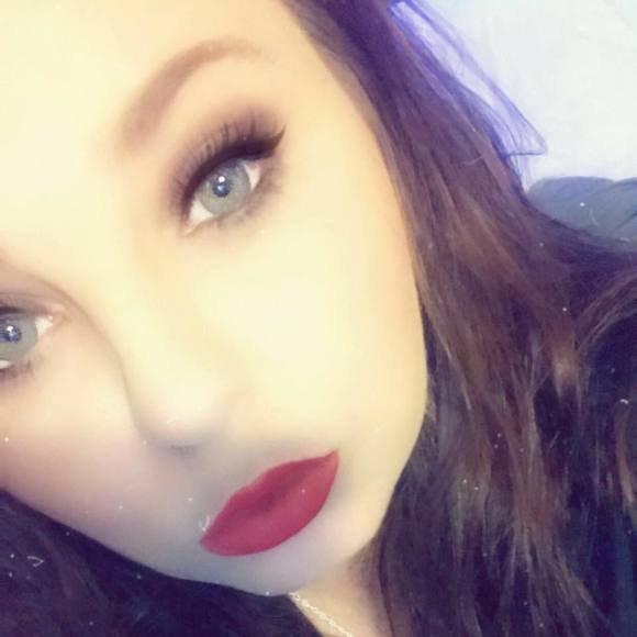 Profile Picture of Nicki Wiley (@sammy902101) on Poshmark