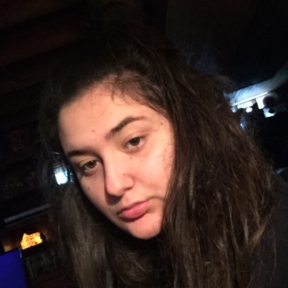 Profile Picture of Skye Amyx (@_skyelikespie) on Poshmark