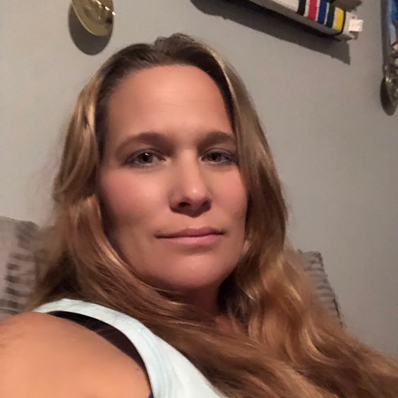 Profile Picture of Nickie Warrick (@nickiewarrick) on Poshmark