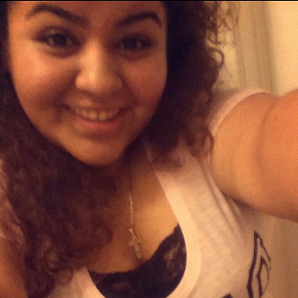 Profile Picture of Victoria Benavides (@victorations) on Poshmark