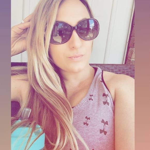 Profile Picture of Candice Hackett (@candicesicard) on Poshmark