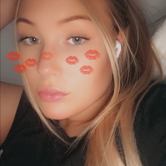 Profile Picture of Mary Malcolmson (@mary_malcolmson) on Poshmark