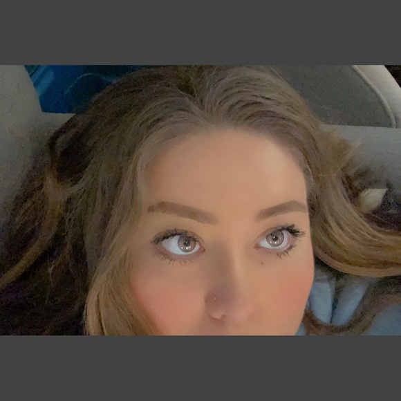 Profile Picture of Denisse Lopez mackoul (@ddizzle_) on Poshmark