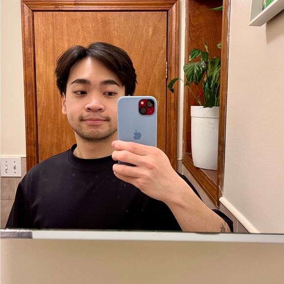 Profile Picture of Robert Lo (@robertlo0298) on Poshmark