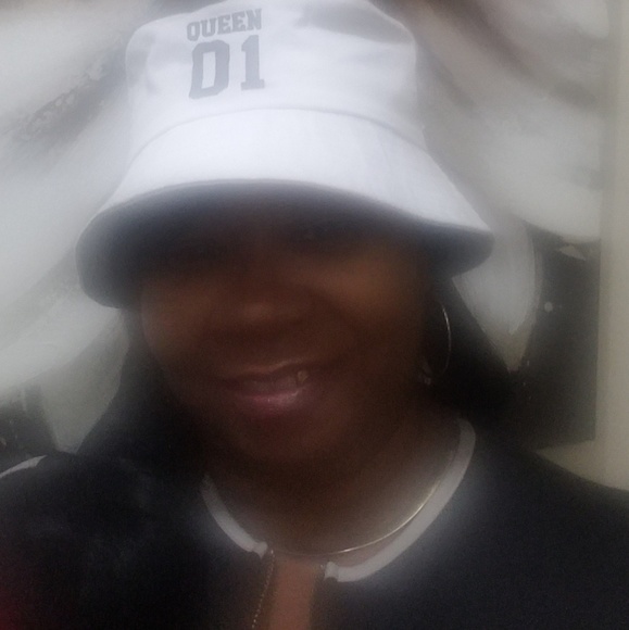 Profile Picture of Beverly Hines (@bhines52) on Poshmark