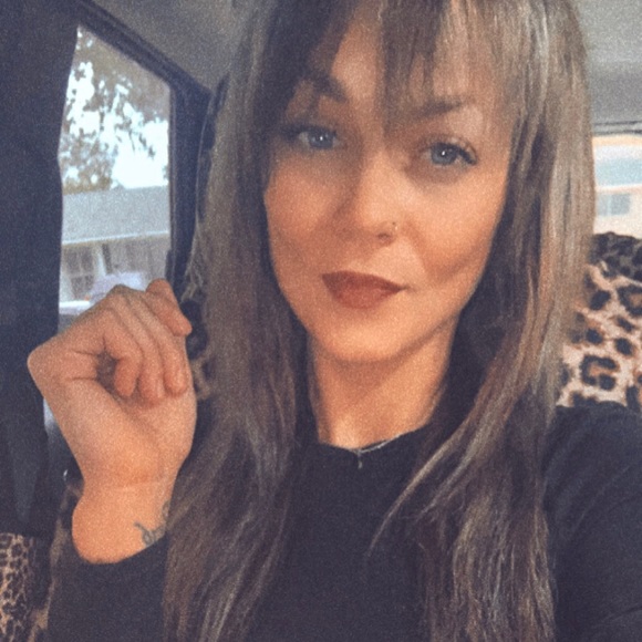 Profile Picture of Kimberly Combs (@kimberlycomb839) on Poshmark
