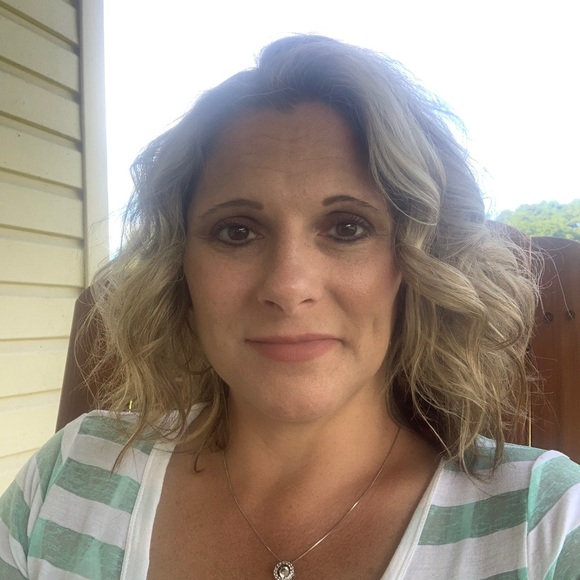 Profile Picture of Stephanie Parsons (@stephparsons36) on Poshmark