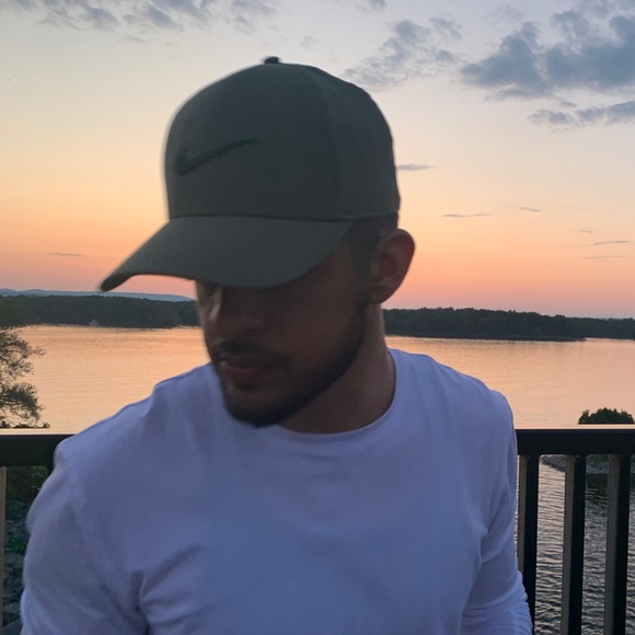 Profile Picture of Sam Fulga (@samfulga) on Poshmark