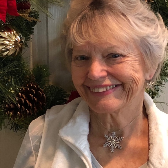 Profile Picture of Louise Chappelle (@ludove) on Poshmark