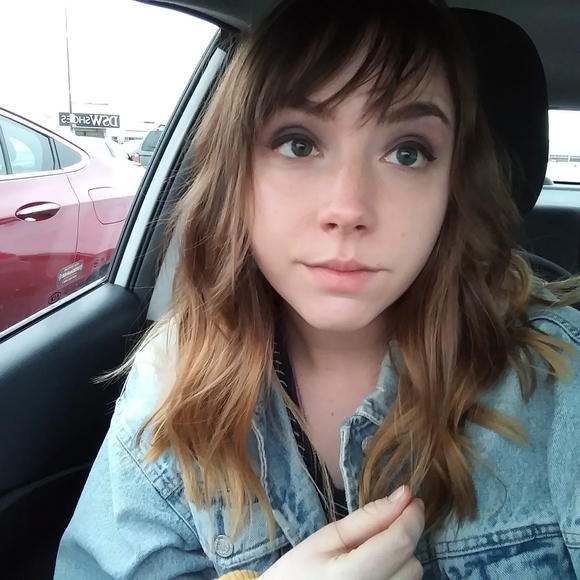 Profile Picture of Cat Holtzapple (@catholtzapple) on Poshmark