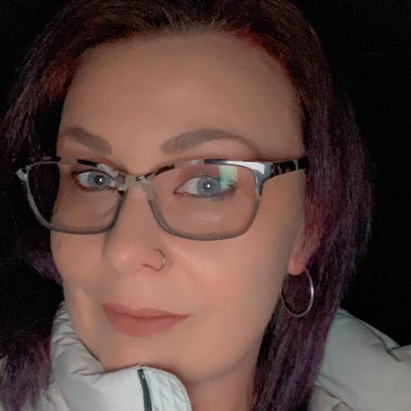 Profile Picture of Mavis Kohn (@mommageek) on Poshmark