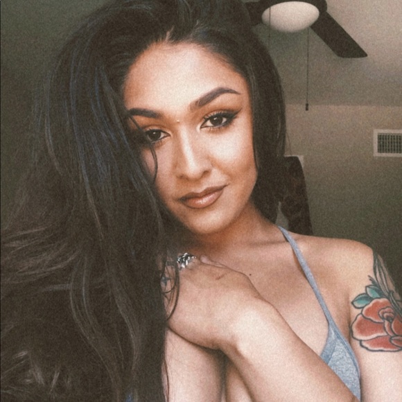 Profile Picture of Joyce Inzunza (@jinzunza) on Poshmark