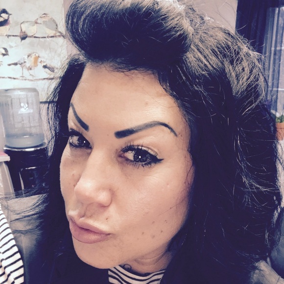 Profile Picture of Angela Kizziar (@sassyang13) on Poshmark