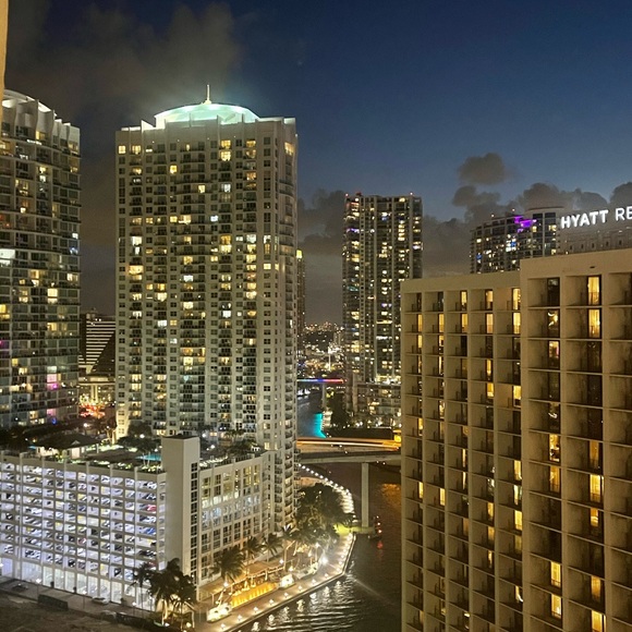 Profile Picture of Julie Tassillo (@juju_xoxo1) on Poshmark