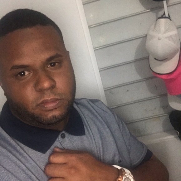 Profile Picture of Luis Nieves (@luis030) on Poshmark