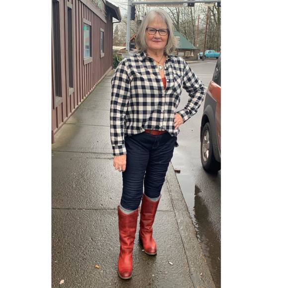 Profile Picture of Cindy Mainz (@cindy_mainz) on Poshmark