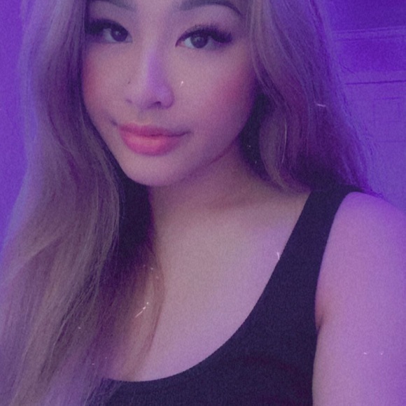 Profile Picture of Elizabeth Nguyen (@lizznguyennx) on Poshmark