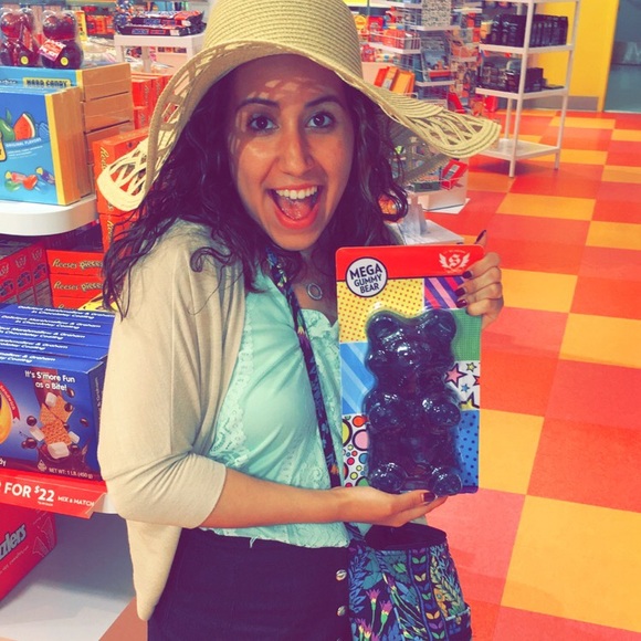 Profile Picture of Catherine Aguirre (@cattaguirre) on Poshmark