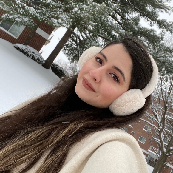 Profile Picture of Sameeraa Soltanian-zadeh (@sameeraa_sz) on Poshmark