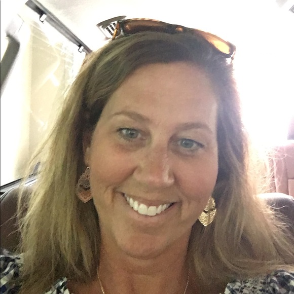 Profile Picture of Anna Mumpower (@annakate72) on Poshmark