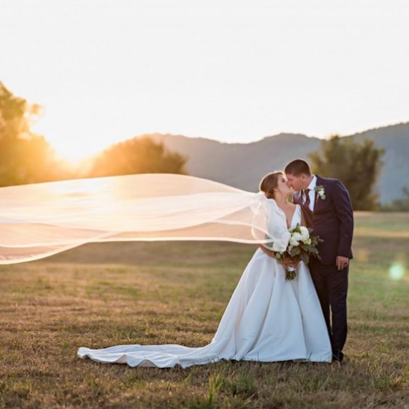 Profile Picture of Emily Tamer (@twin2inla) on Poshmark