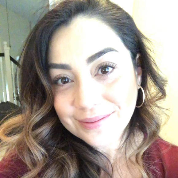 Profile Picture of Laura Centeno (@barcelo528) on Poshmark