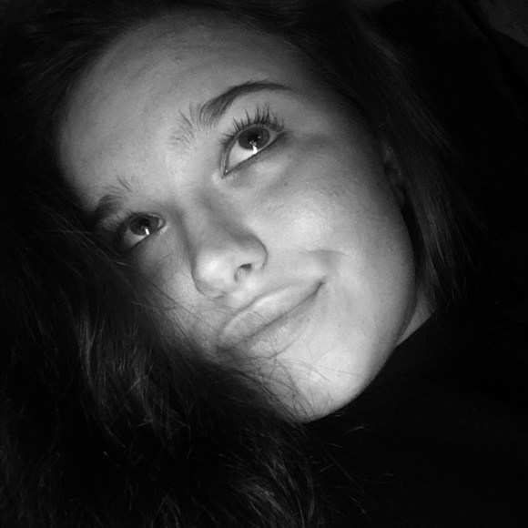 Profile Picture of Dixie Alsobrooks (@angellandry98) on Poshmark