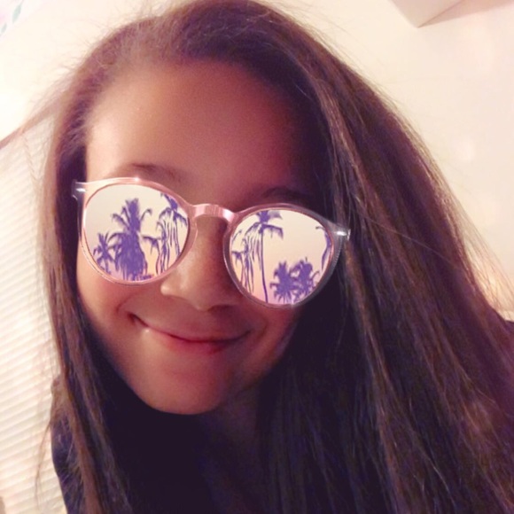 Profile Picture of Chloe Browne (@chloe_browne) on Poshmark