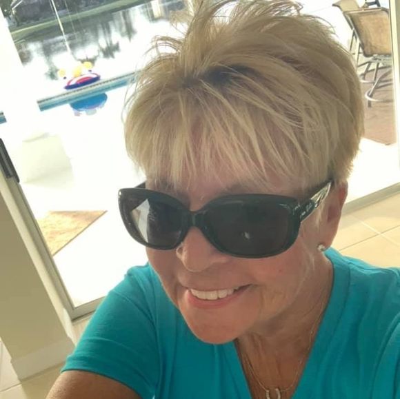 Profile Picture of Debbie Kohl (@mrskohl) on Poshmark