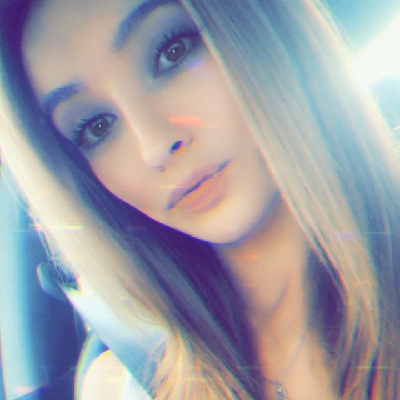 Profile Picture of Savannah Pearce (@savvv16) on Poshmark