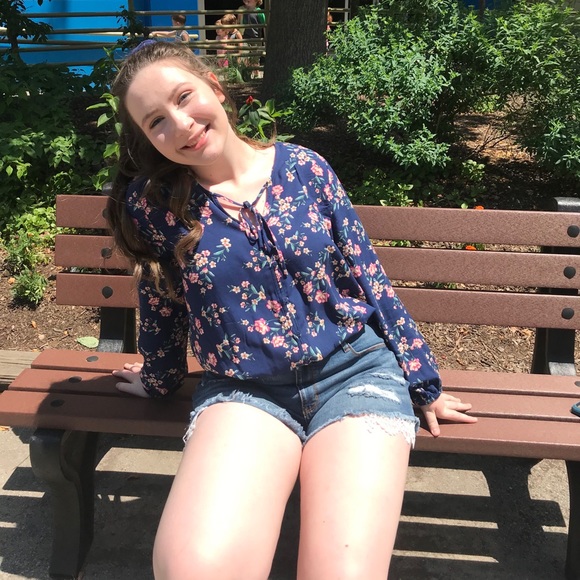 Profile Picture of Alexis Fouts (@alexisfouts) on Poshmark
