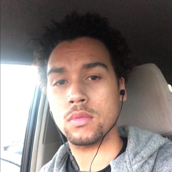 Profile Picture of Keenan Hooks (@hooksk677) on Poshmark