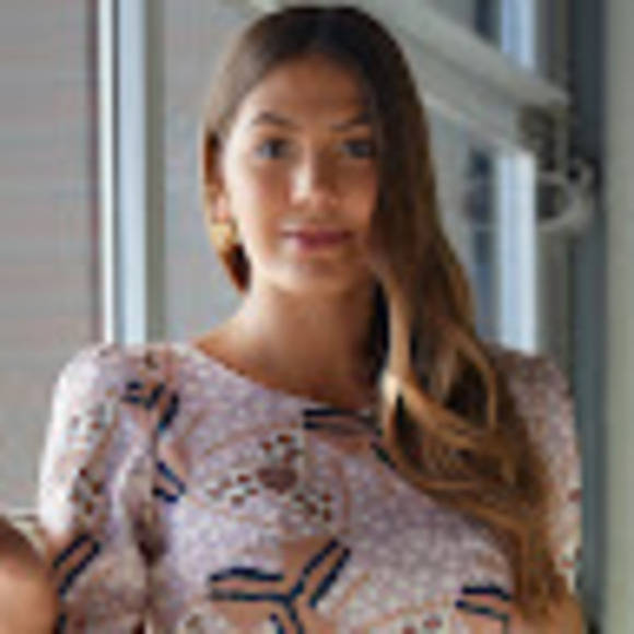Profile Picture of Emanuelle Lopes (@manuu_lopes) on Poshmark