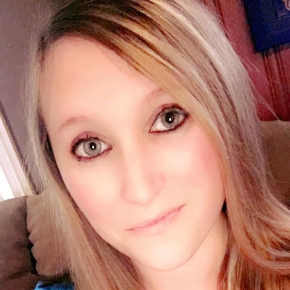 Profile Picture of Christy Zorn (@christyzorn) on Poshmark