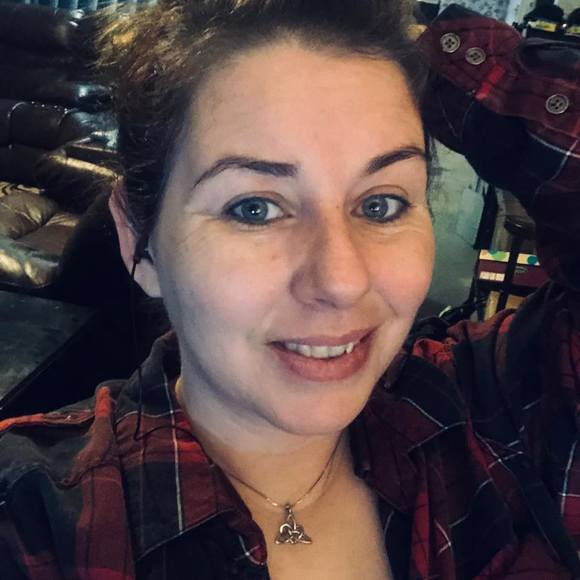 Profile Picture of Amanda Dixon (@amalyn8980) on Poshmark