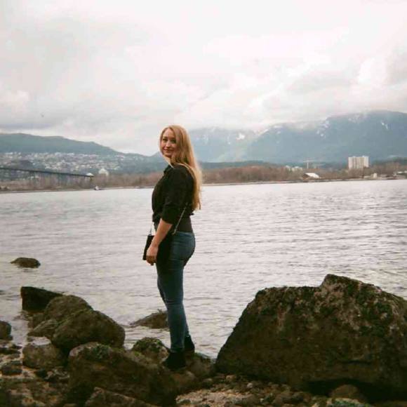 Profile Picture of Samantha Lundquist (@samanthal622) on Poshmark