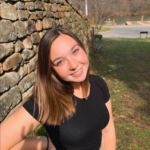 Profile Picture of Kylee Tuebner (@ktuebs) on Poshmark