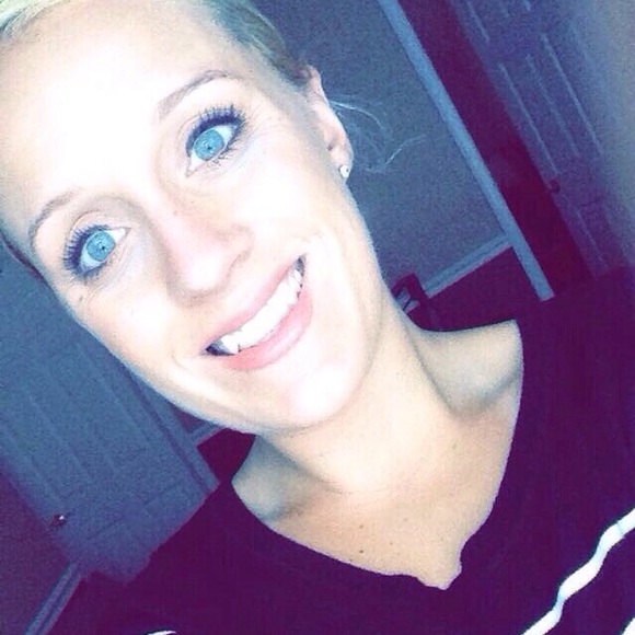 Profile Picture of Amanda Tetreault (@atetreault24) on Poshmark